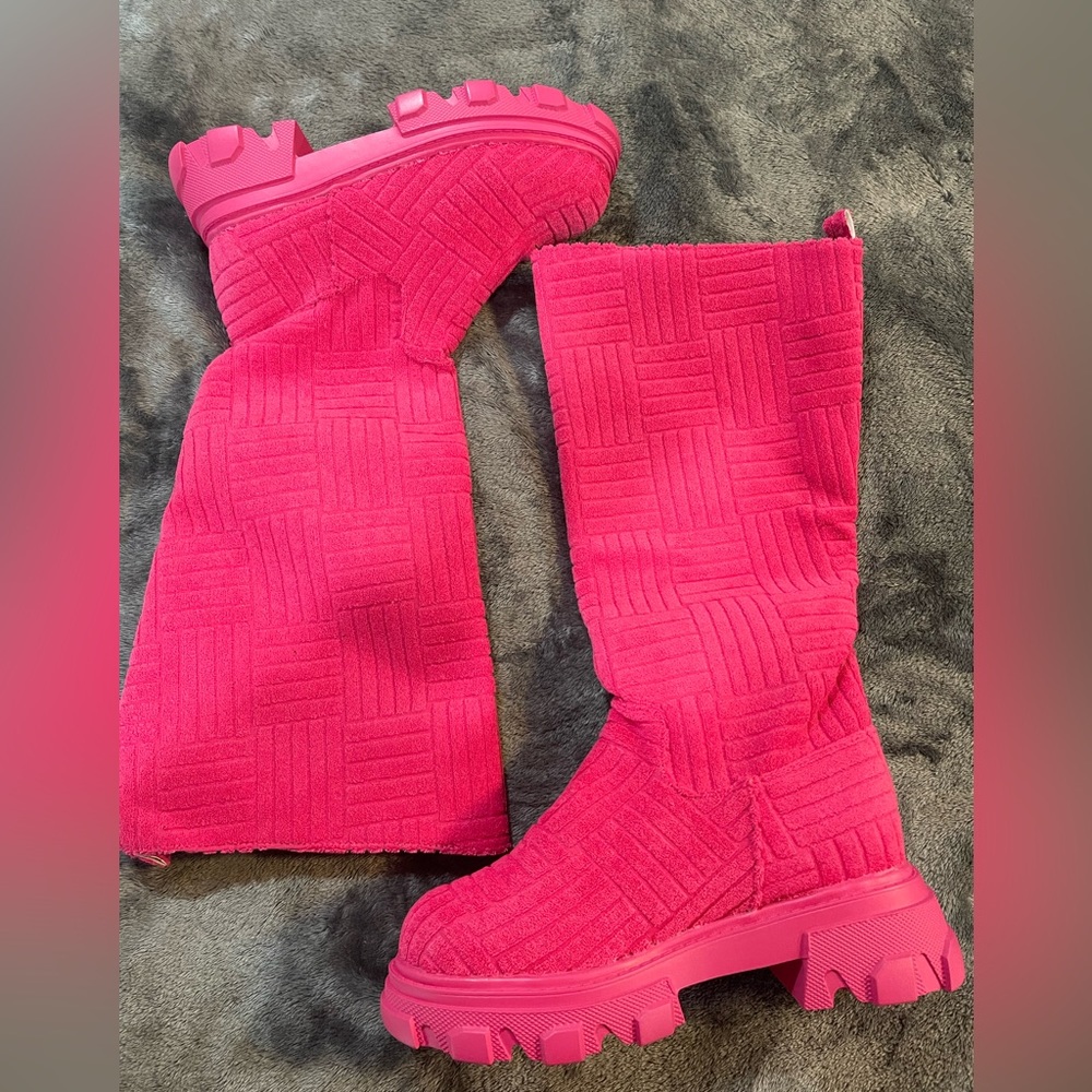 Pretty in pink Fashion boots size 8